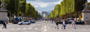 Champs Elysees i Paris Frankrig shopping gade