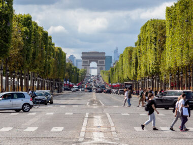 Champs Elysees i Paris Frankrig shopping gade