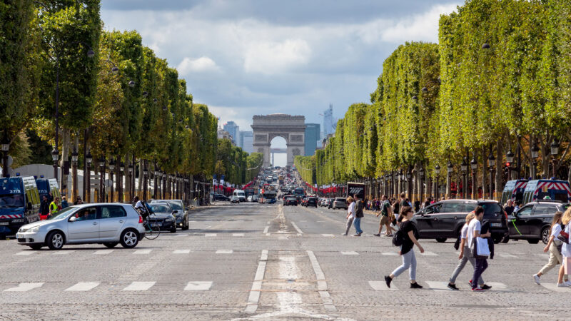 Champs Elysees i Paris Frankrig shopping gade