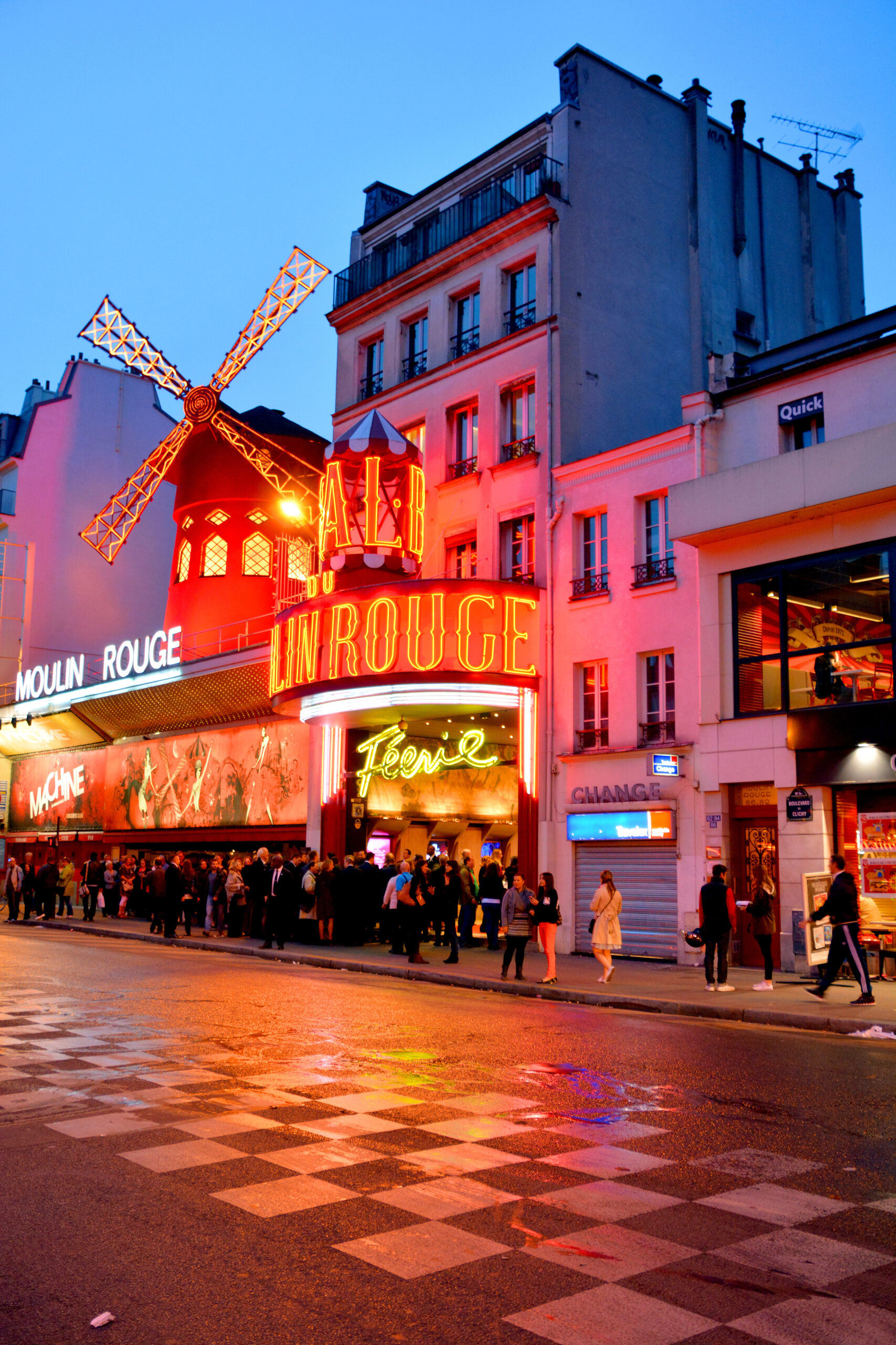 Moulin Rouge den røde mølle i Paris