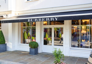 luksusvarer store indbydende outlets Paris shopping Burberry
